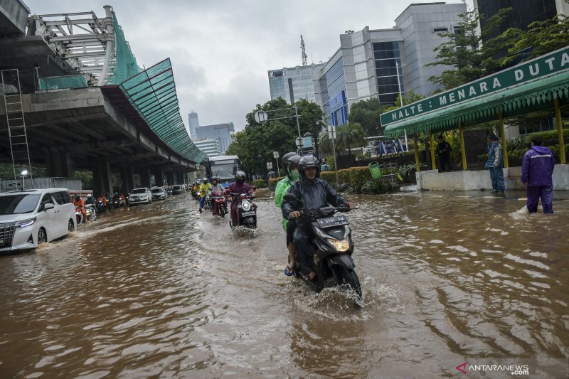 Banjir Jakarta surut, namun beberapa jalan masih terdapat genangan air