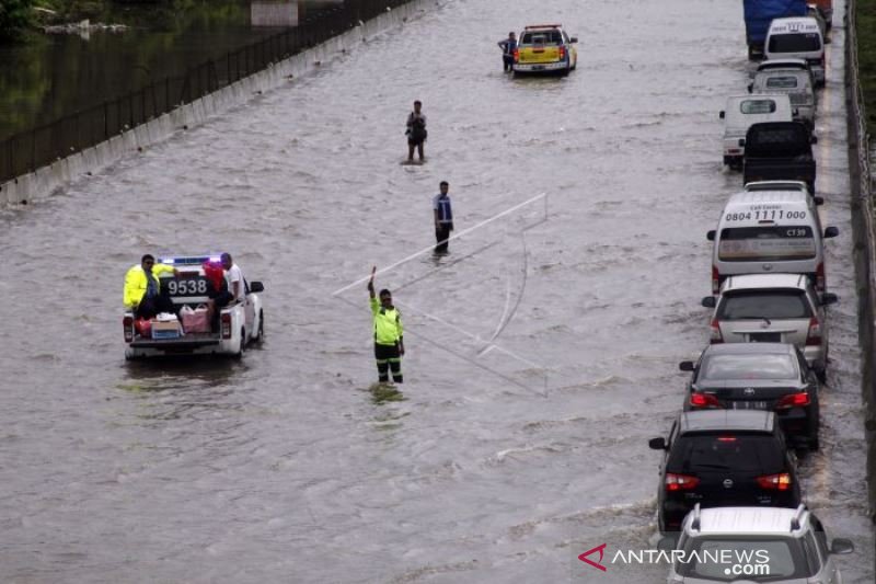 BANJIR TOL JATIBENING BELUM SURUT