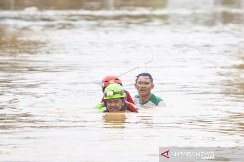 EVAKUASI KORBAN BANJIR DI KARAWANG