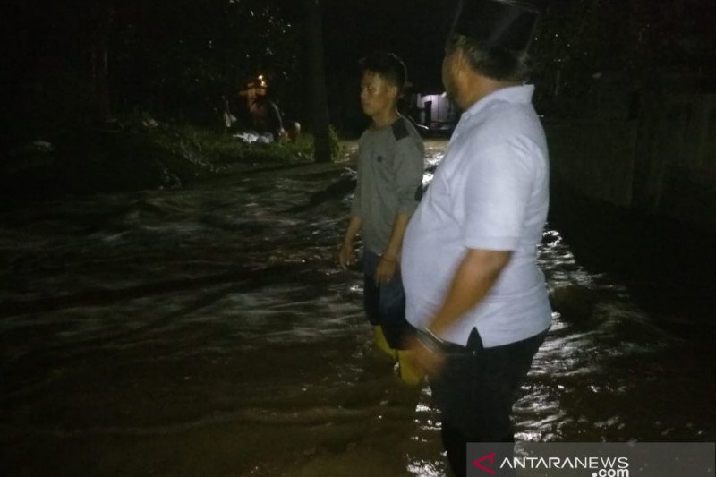 Tanggul sungai Citarum di Muaragembong Bekasi jebol akibatkan akses warga tertutup