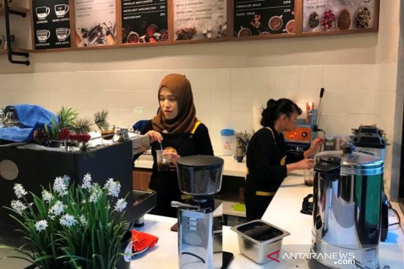 Penyandang tunanetra merasa senang jadi barista di Cafe More Wyata Guna