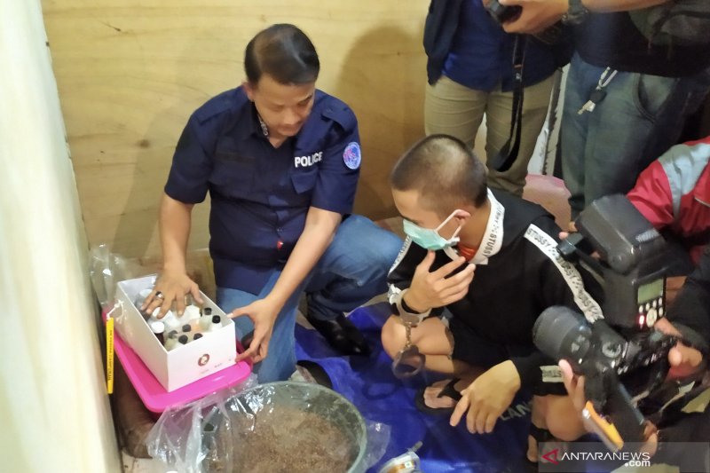 Polisi Bandung gerebek kamar kontrakan produksi tembakau gorila