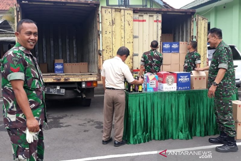 TNI amankan dua truk pembawa minuman keras di Garut
