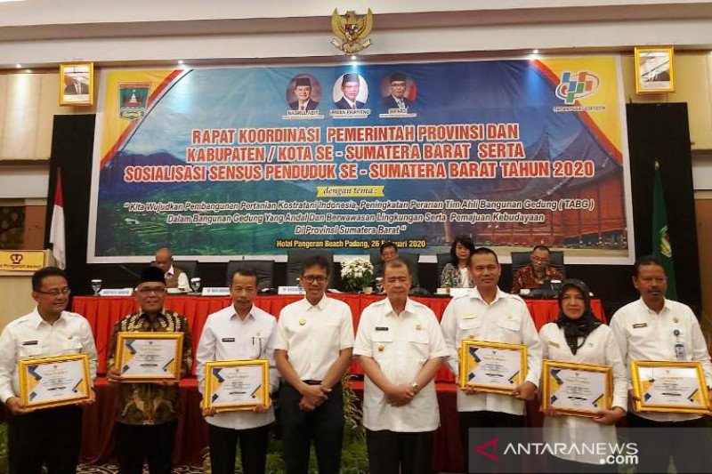 Bupati Pasaman Barat raih penghargaan dua pembina transparansi dana desa tingkat Sumbar