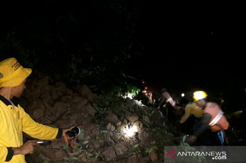 Jalan Cikadu-Ciwidey dapat dilalui kembali setelah longsoran disingkirkan