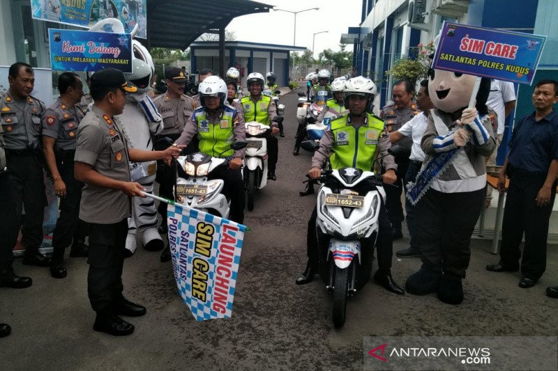 "SIM Care" diresmikan, rombongan polisi Kudus antar SIM ke rumah pemohon