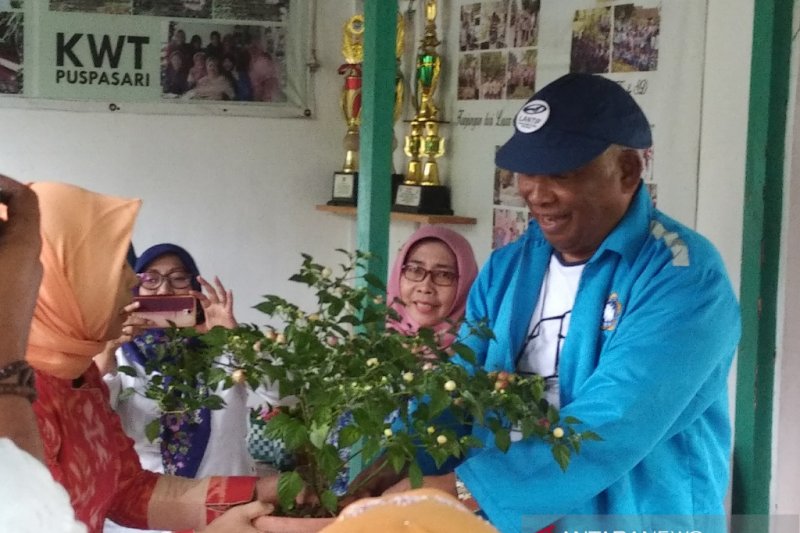 Lansia aktif Peduli Indonesia belajar buat pupuk organik di Bogor