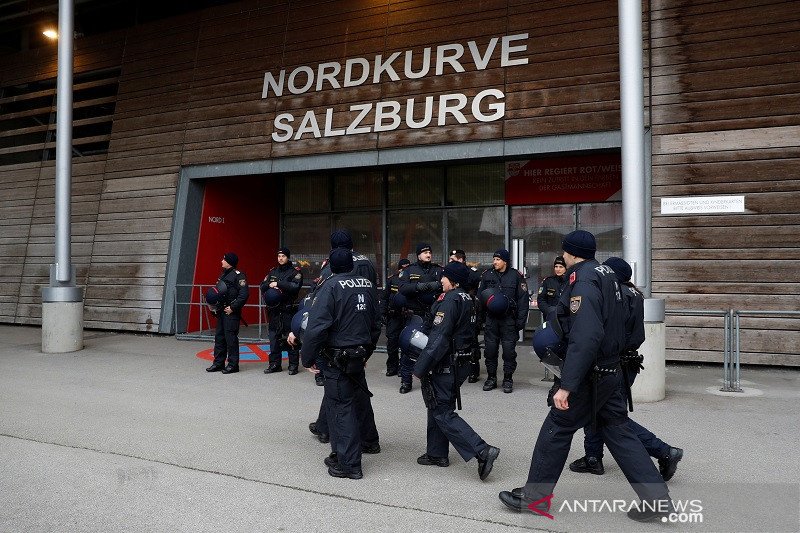 Peringatan badai paksa laga Salzburg vs Frankfurt ditunda sehari