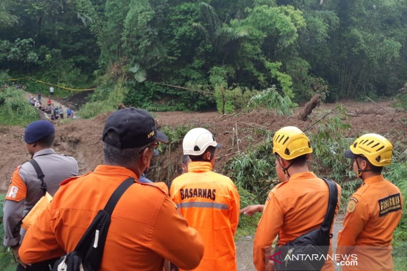 Ratusan warga terisolasi akibat bencana longsor di Cisayong Tasikmalaya
