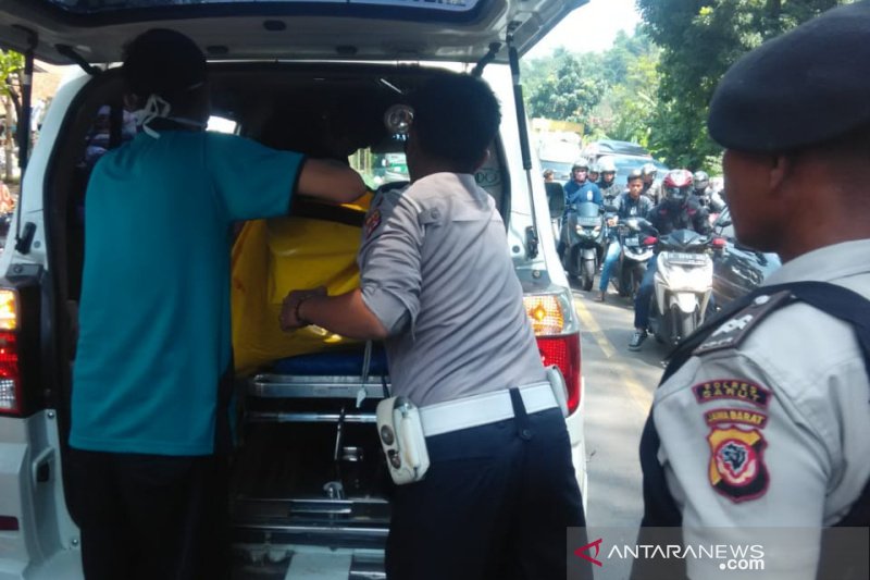 Pengendara sepeda motor tewas terlindas bus di Jalan Raya Malangbong Garut