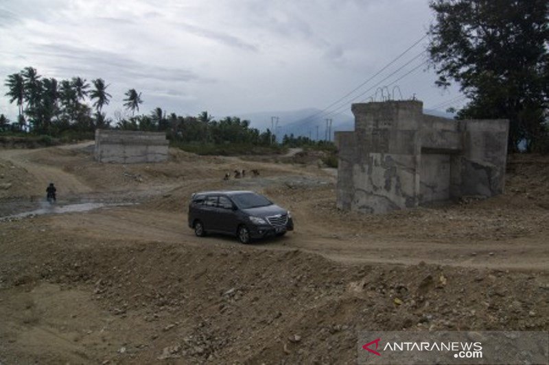 Pembangunan jembatan penghubung huntap di Sigi terbengkalai