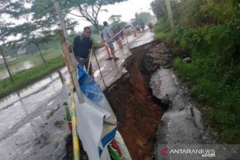 Bagian Jalan Inspeksi Kalimalang di Cilampayan Bekasi amblas