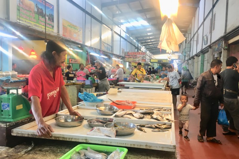 Angin kencang kosongkan lapak ikan pasar di Batam