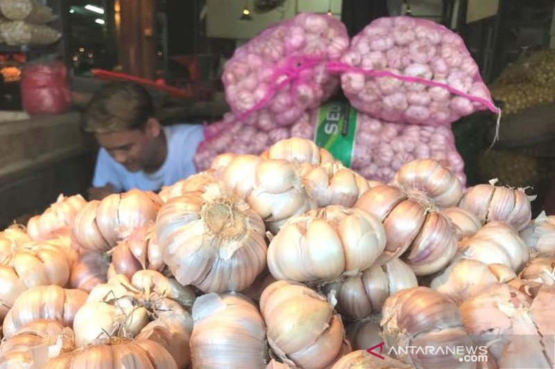 Harga bawang putih berangsur turun di Kota Bandung