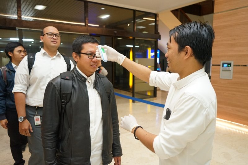 Cegah Corona Kemenperin Cek Suhu Tubuh Pegawai Hingga Tamu Antara News