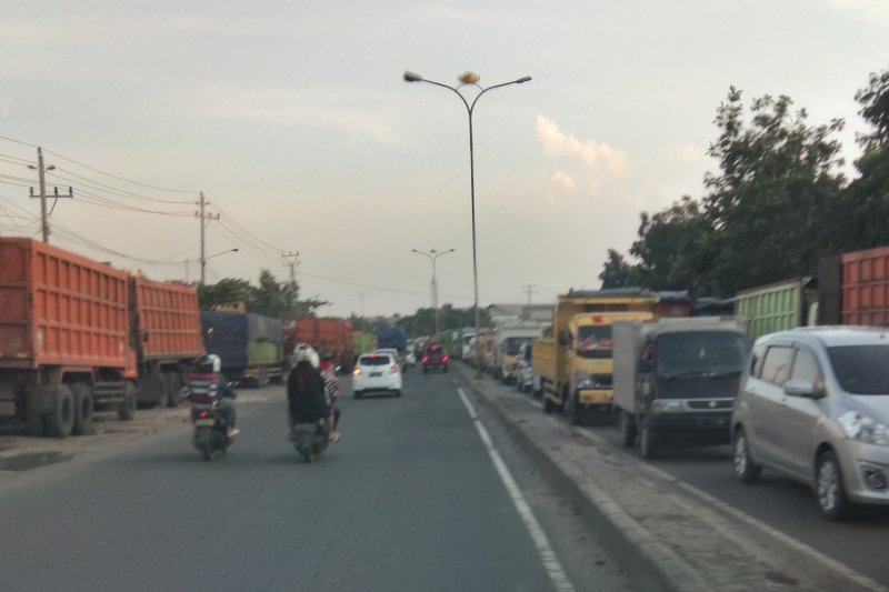 Truk pengangkut pupuk terguling, Jalinsum macet panjang