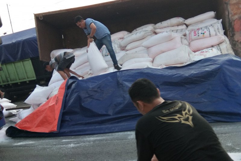 Truk pengangkut pupuk terguling, Jalinsum macet panjang