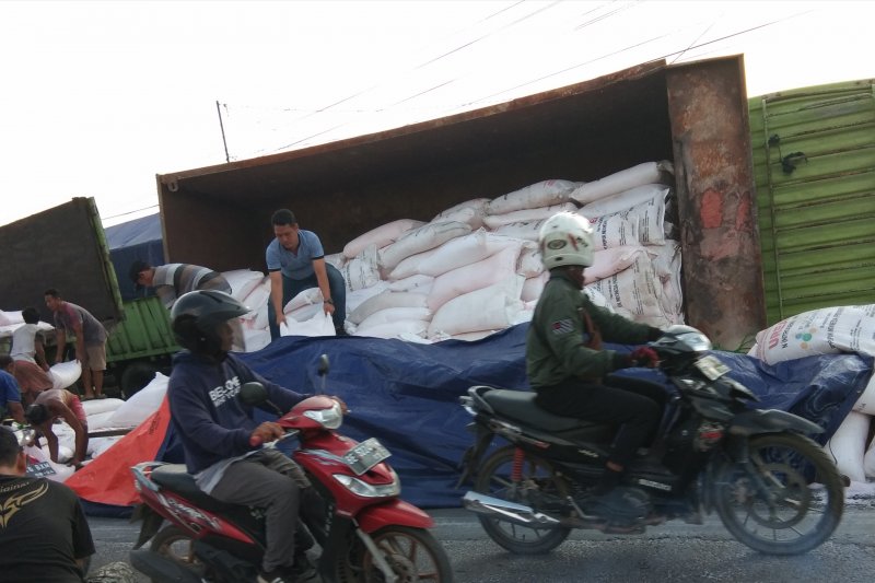 Truk pengangkut pupuk terguling, Jalinsum macet panjang