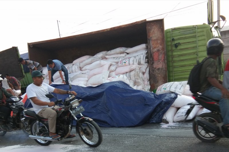 Truk pengangkut pupuk terguling, Jalinsum macet panjang