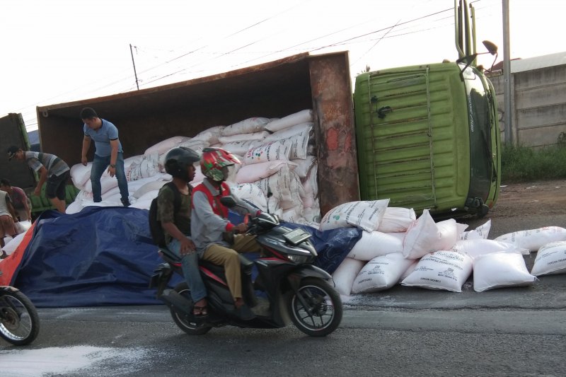 Truk pengangkut pupuk terguling, Jalinsum macet panjang