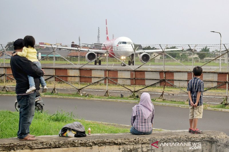 Bandara Husein Bandung hentikan sementara penerbangan internasional