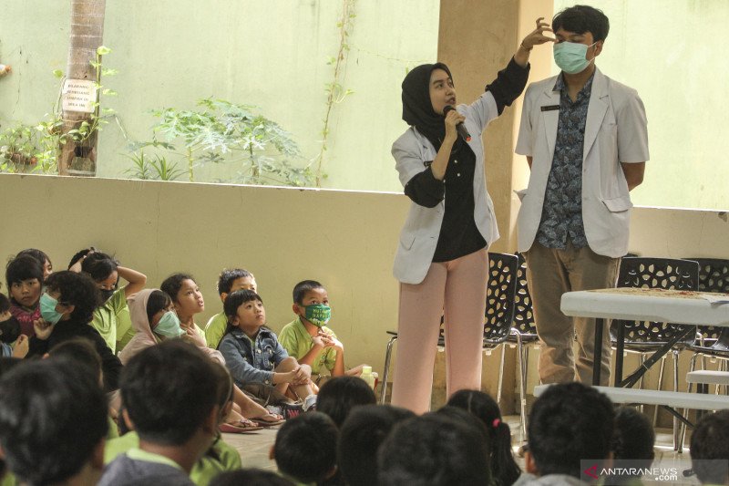 Cara melepaskan masker bedah secara tepat, kata dokter