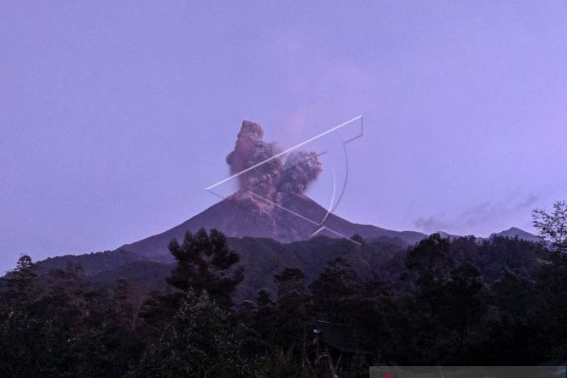 GUNUNG MERAPI MELETUS