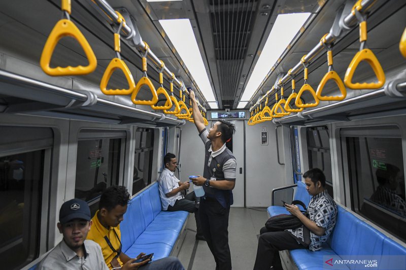 Cegah Corona LRT Sediakan Hand Sanitizer Di Setiap Stasiun