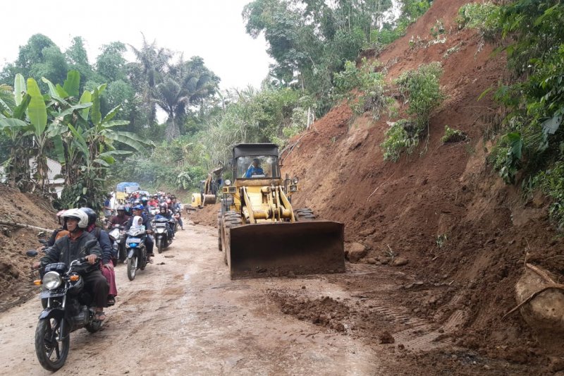 Jalan Campaka- Sukanagra Cianjur kembali terputus akibat longsor