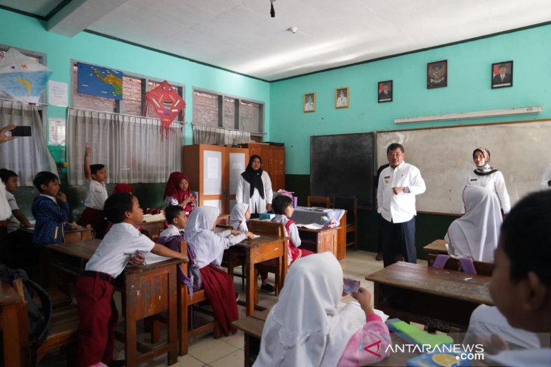 Bupati Garut: Sekolah harus ciptakan lingkungan sehat untuk cegah virus