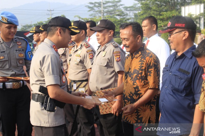 Polres Sumedang beri penghargaan kepada tiga warga karena selamatkan mahasiswi Unpad