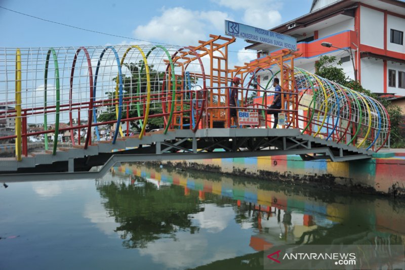 Jembatan hias jaga lingkungan di Palembang