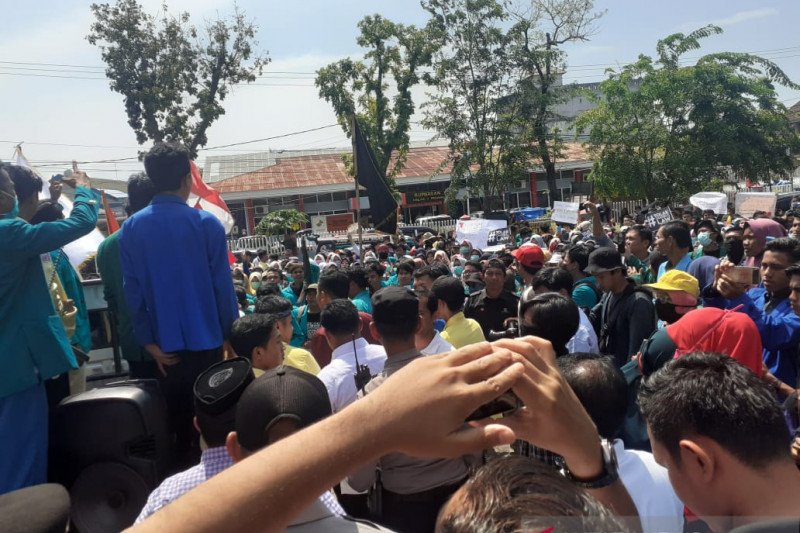 Ratusan mahasiswa tolak RUU Omnibus Law di DPRD Sumbar