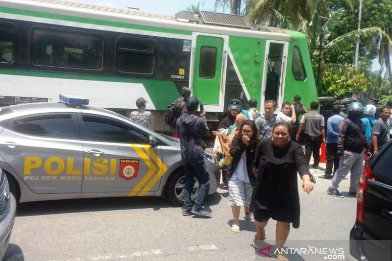 Kereta bandara tabrak pikap, satu orang tewas