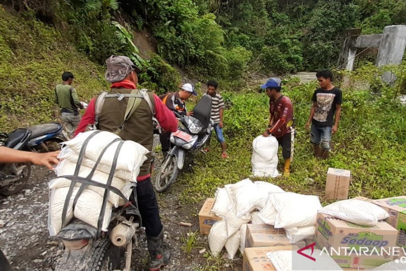 Korban banjir bandang Bambakanini Donggala terima bantuan logistik