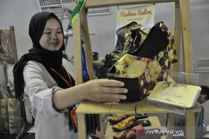 Sepatu karya Desainer Lokal di Palembang Fashion Week