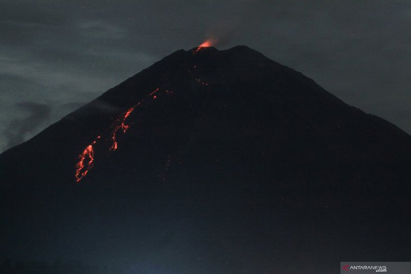 Guguran lava pijar Gunung Semeru