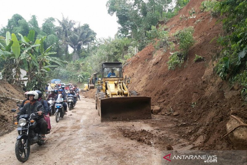 Jalan ke Cianjur selatan kembali terputus akibat longsor susulan