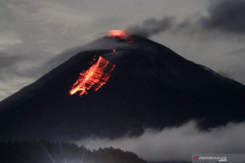 Guguran lava pijar Gunung Semeru