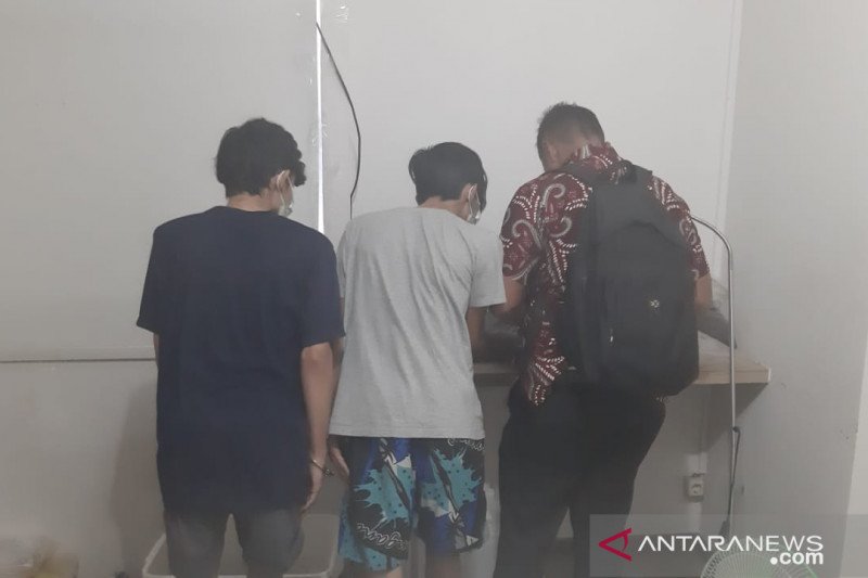 Polisi olah TKP pabrik tembakau gorila di apartemen Bandung