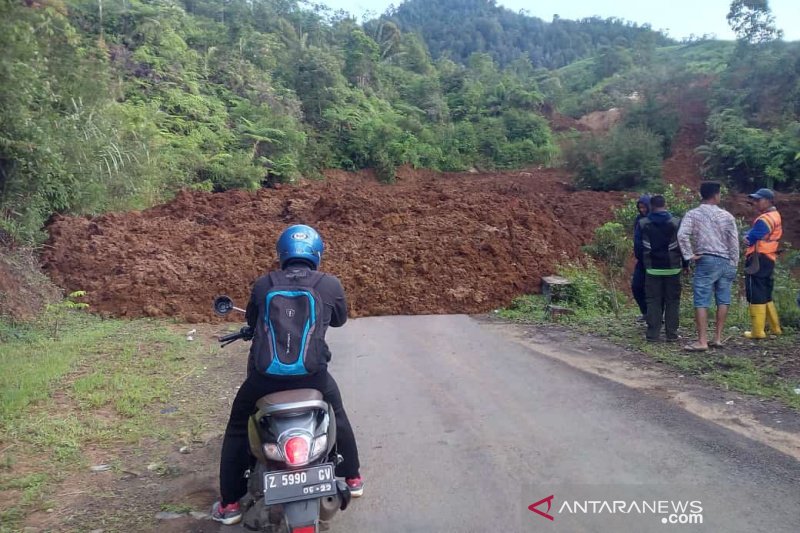 Tanah longsor tutup Jalan Raya Bungbulang-Garut