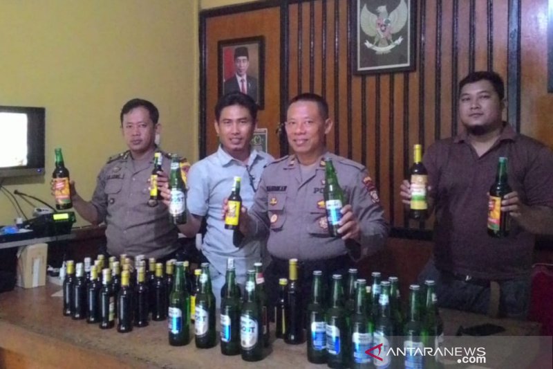 Polisi sita puluhan botol miras dari depot jamu di Garut