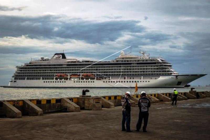 Kapal Pesiar Viking Sun Bersandar di Semarang