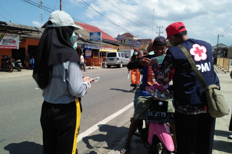 PMI dan Kejari Waykanan bagikan 1.000 masker