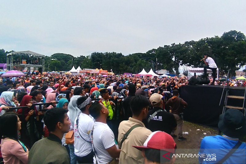 Ada Band dengan vokalis baru tampil memukau di Garut