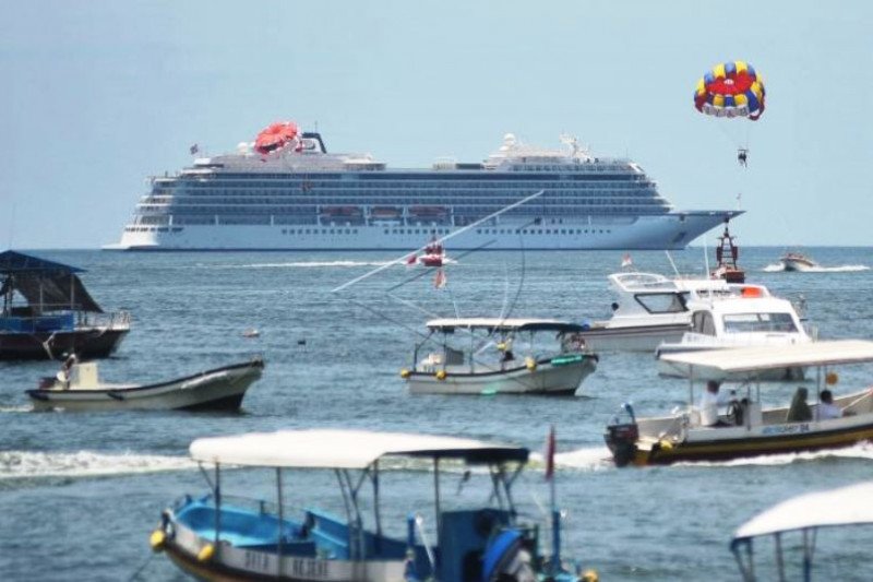 Kapal Viking Sun Di Perairan Bali