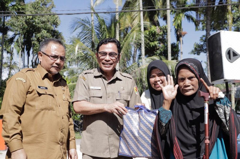 Pemkot Solok salurkan 200 paket sembako untuk Lansia