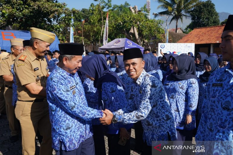 Bupati Garut serahkan SK untuk 549 ASN baru