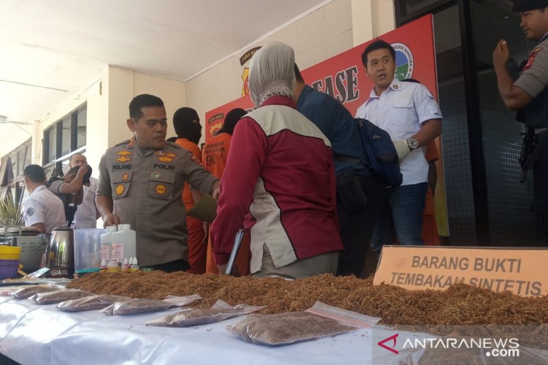 Polres Bogor sita 5,22 kg tembakau sintetis dari dua tersangka