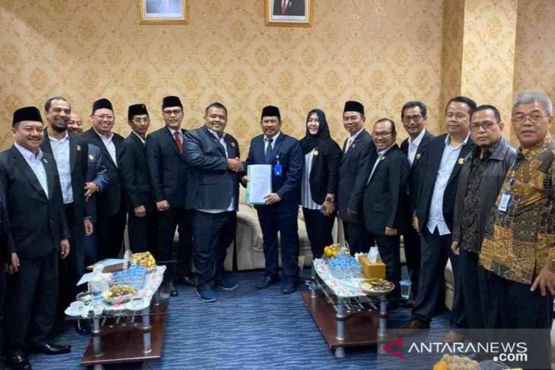 Drama politik dalam demokrasi pemilihan Wakil Bupati Bekasi